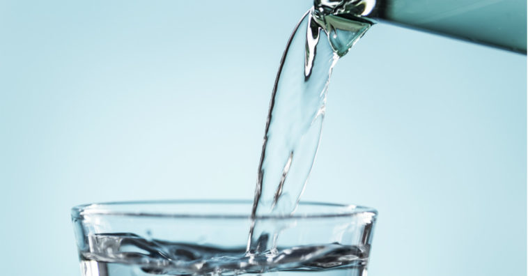 aceptar un vaso de agua en un entrevista de trabajo