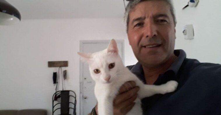 acude a un domicilio a arreglar un cable y se saca fotos con el gato