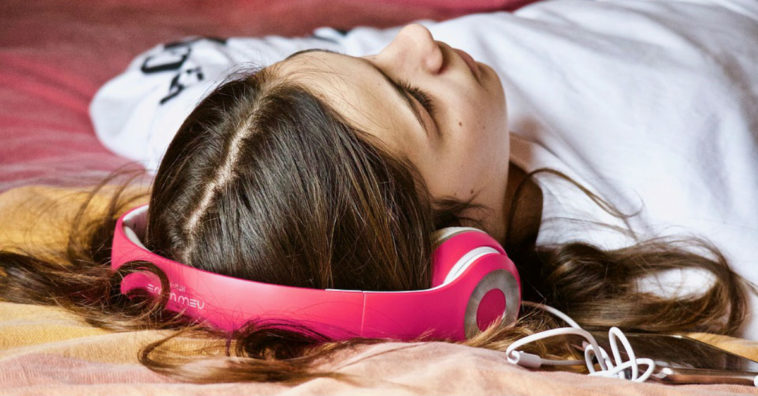estudante se duerme con los auriculares