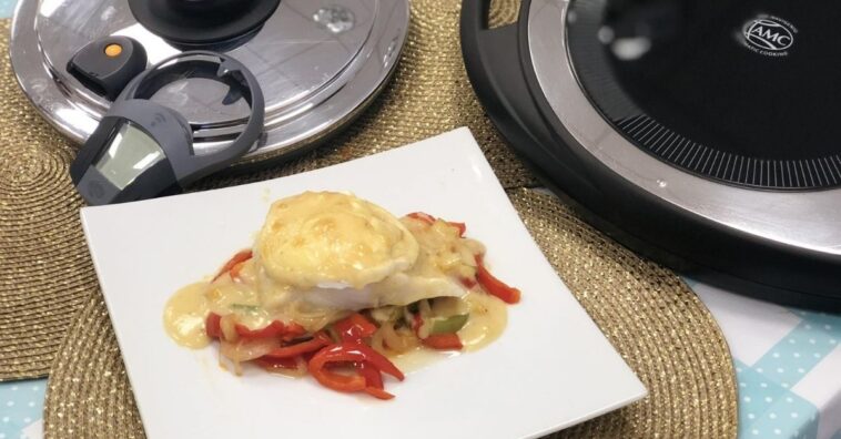 bacalao confitado en cama de verduras con teja de queso de cabra y cremoso de melocotón