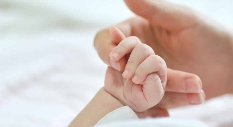 niña que nació con los órganos fuera del cuerpo