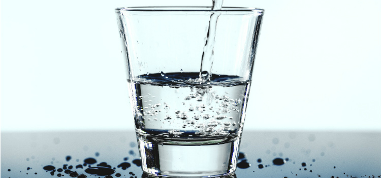 beber agua beneficios