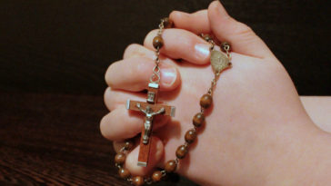 beneficios de rezar el rosario