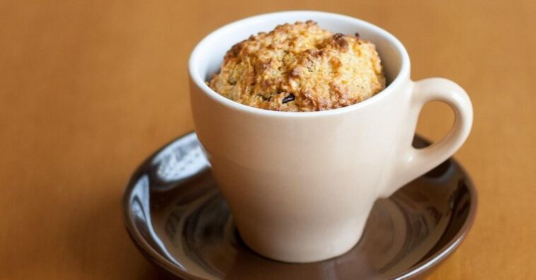 pastel de manzana en una taza