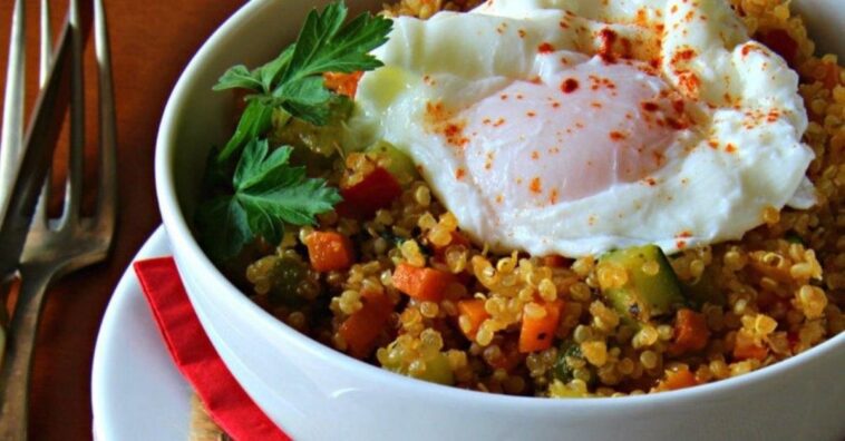 bowl de quinoa, verduras y huevo