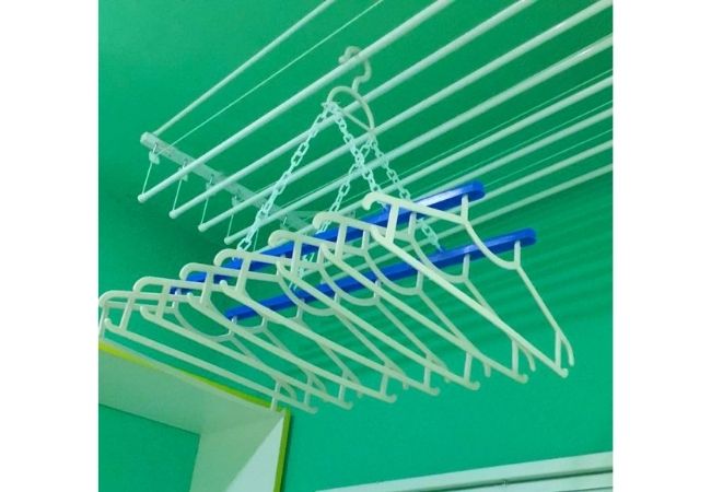 soluciones para colgar la ropa en un apartamento pequeño