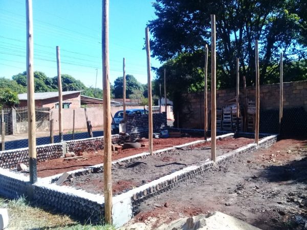 pareja construye una casa con 10.000 botellas de vidrio