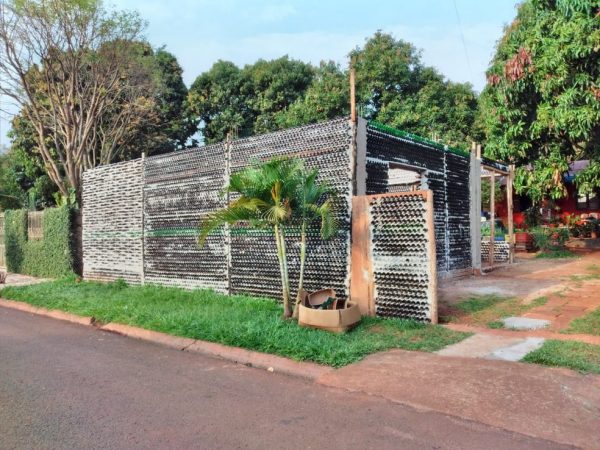 pareja construye una casa con 10.000 botellas de vidrio