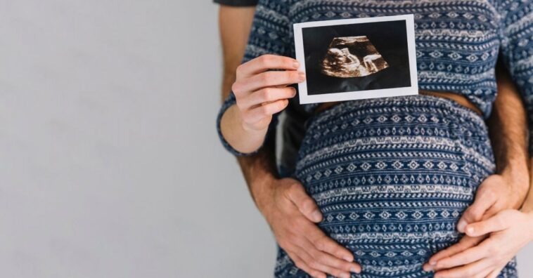 pareja que está esperando a su primer hijo descubre que son hermanos