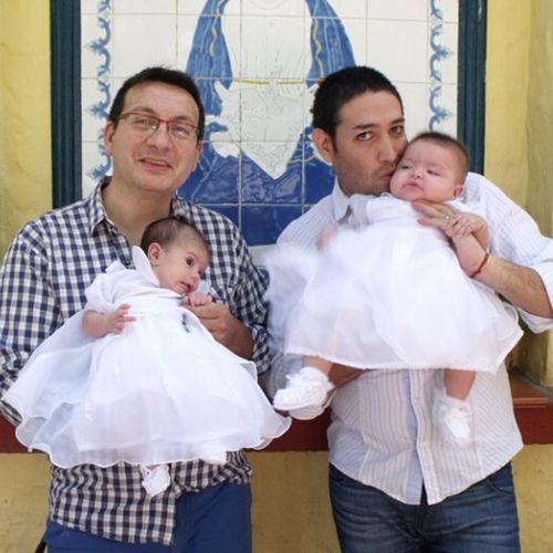  rechazado por 10 familias, un bebé con VIH es adoptado por una pareja gay