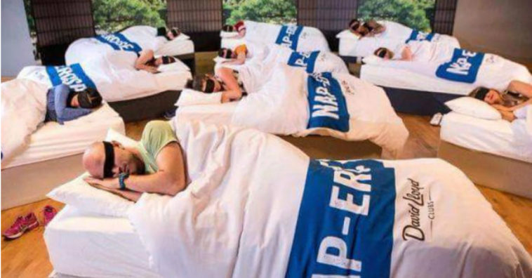 clase de siesta para adultos exhaustos