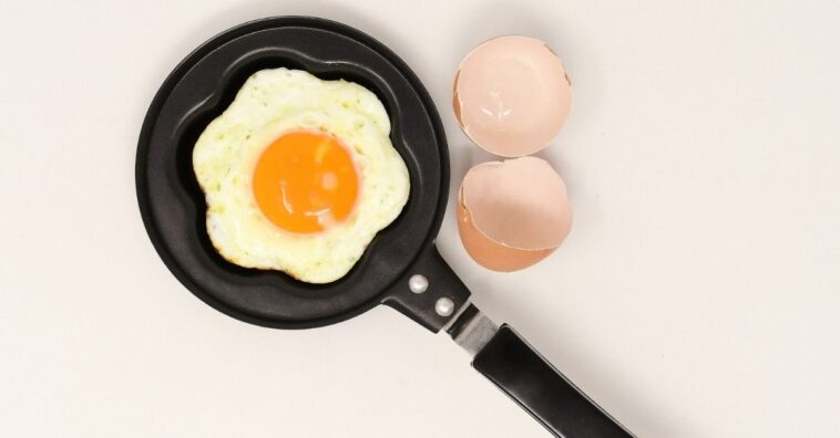 cocinar huevos fritos sin usar aceite