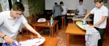colegio en España enseña a los varones a planchar, cocinar y limpiar