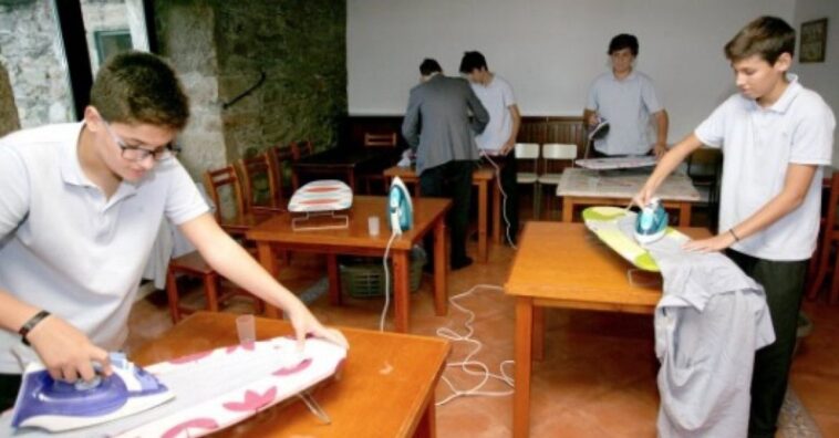 colegio en España enseña a los varones a planchar, cocinar y limpiar