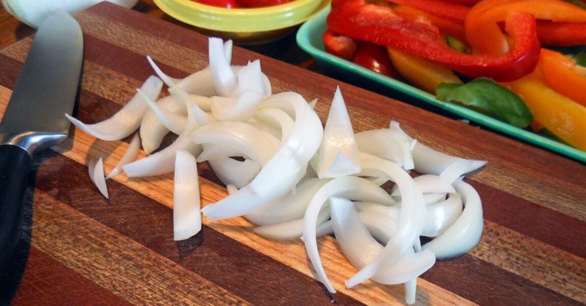 ¿Cómo cortar la cebolla sin llorar? Descubre las técnicas que funcionan