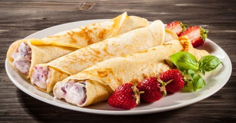 crepes y cheesecake de frutilla