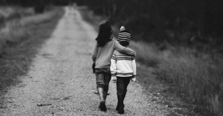 madre abandona a sus hijos pequeños