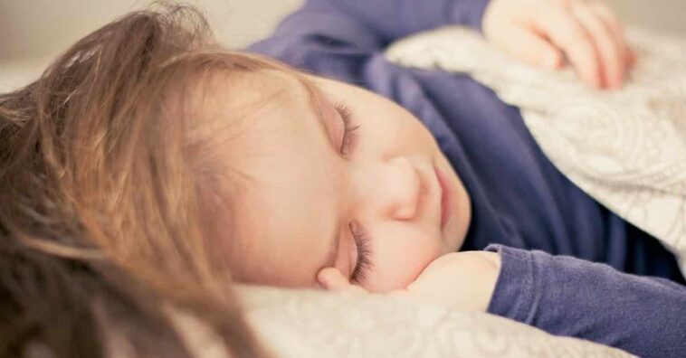 bebés deben dormir con su madre hasta los 3 años