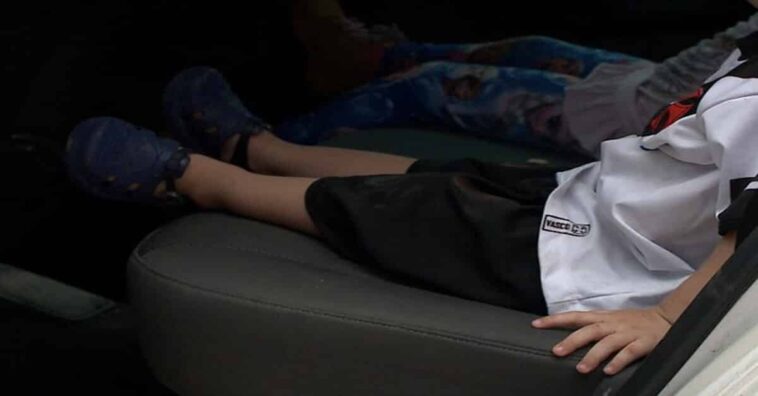 madre abandona a dos niños en un patio