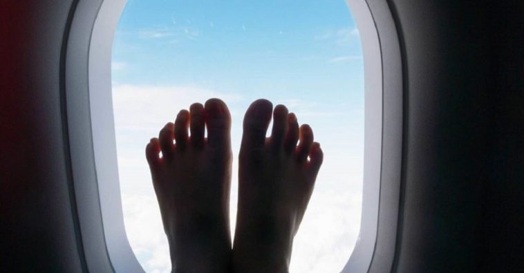 quitarte los zapatos en un avión