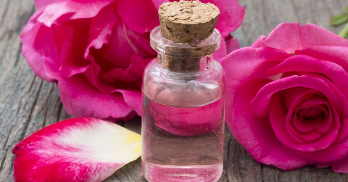 Agua de rosas para qué sirve y cómo usarla