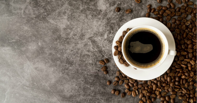 eliminar las manchas de café en las tazas