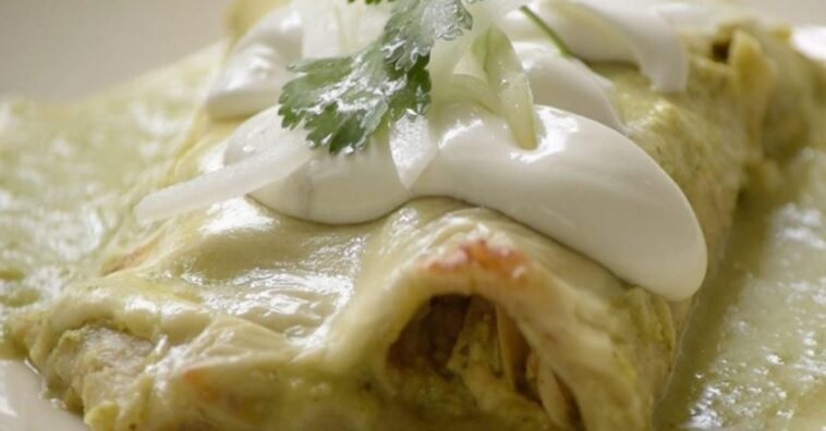 enchiladas suizas verdes con queso gratinado