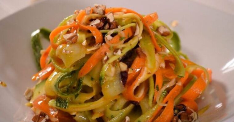 ensalada fresca de fideos de verduras