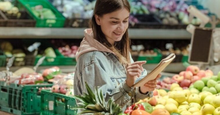 escoger alimentos bajos en azúcar en el supermercado