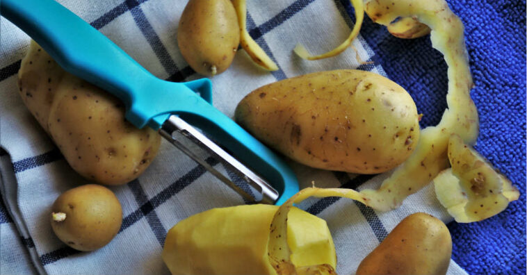 oscurecer el cabello con la cáscara de patatas