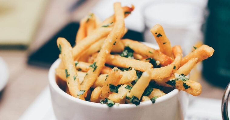 hacer patatas fritas en el microondas