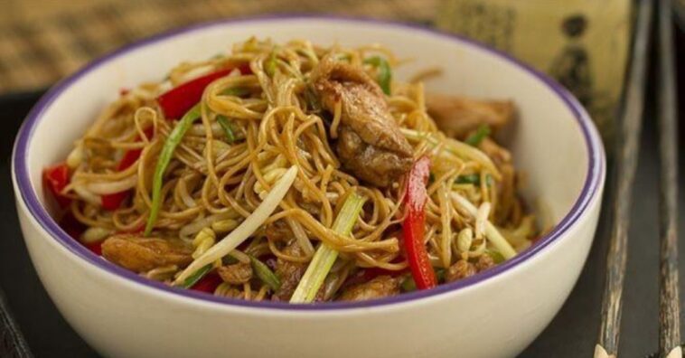 fideos chinos con pollo y verduras
