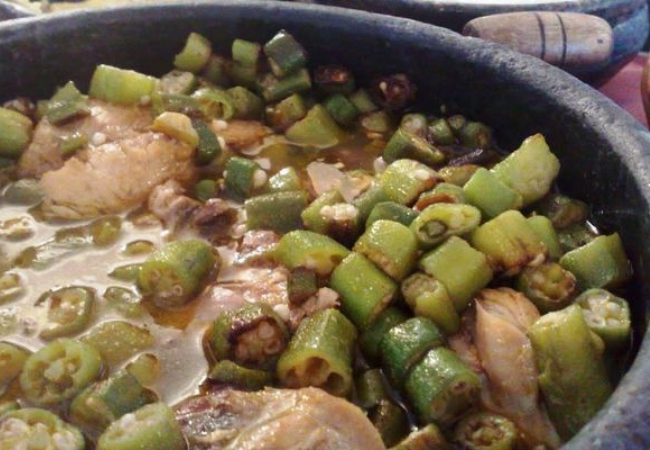 pollo con okra