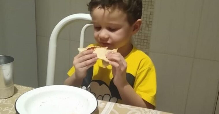 pizzería envía pizza sin relleno para un niño autista