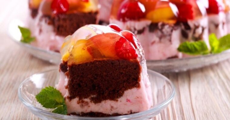 gelatina de yogur de fresa con sorpresa de chocolate y fruta encapsulada
