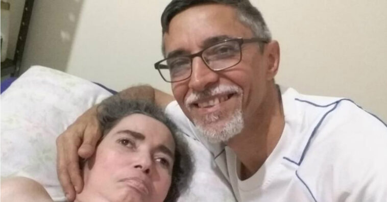 hombre cuida de su mujer en estado vegetativo