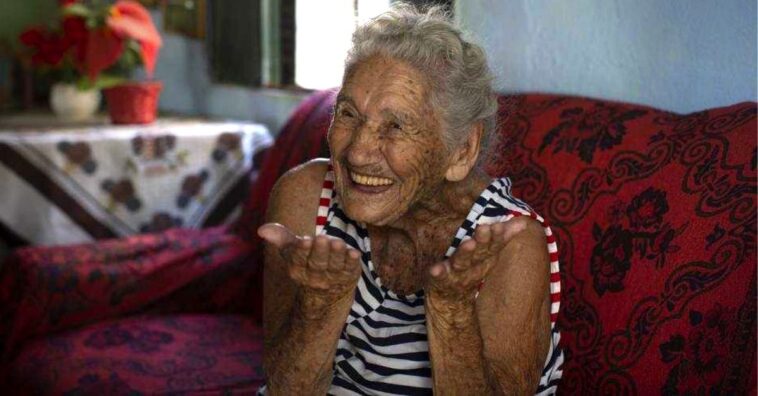 anciana renuncia a la vacuna para dejársela a los más joven