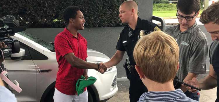 joven recibe un auto de regalo acciones