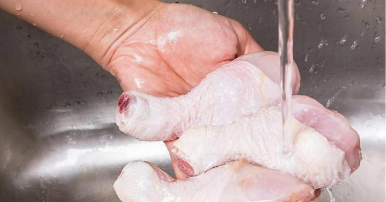lavar el pollo crudo