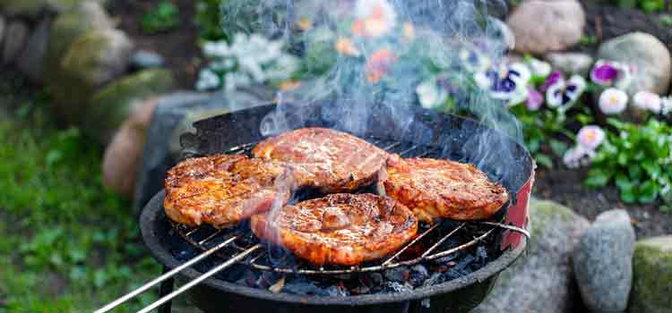 limpiar la parrilla de la barbacoa pegue