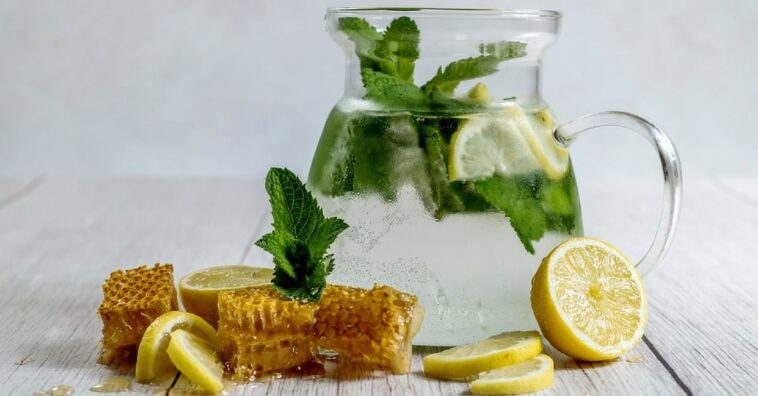 agua con miel y limón