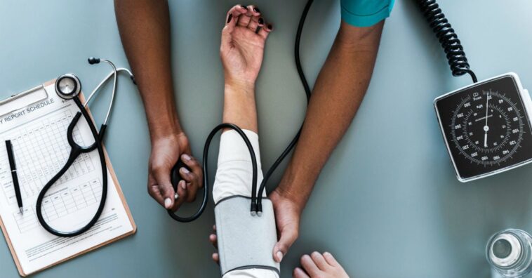 médico que le da el desayuno a los pacientes del SUS