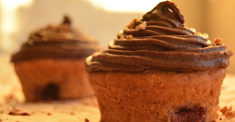 muffins veganos de arándanos y nueces con frosting de chocolate