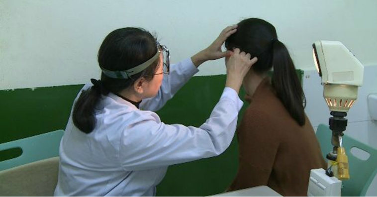 mujer china se despierta con problemas auditivos