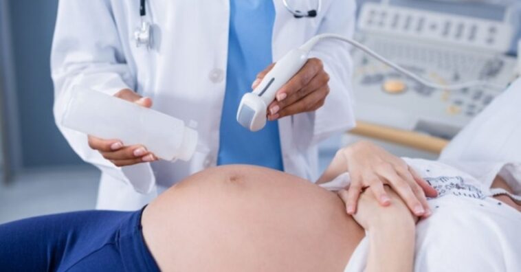 mujer se queda embarazada durante una gestación