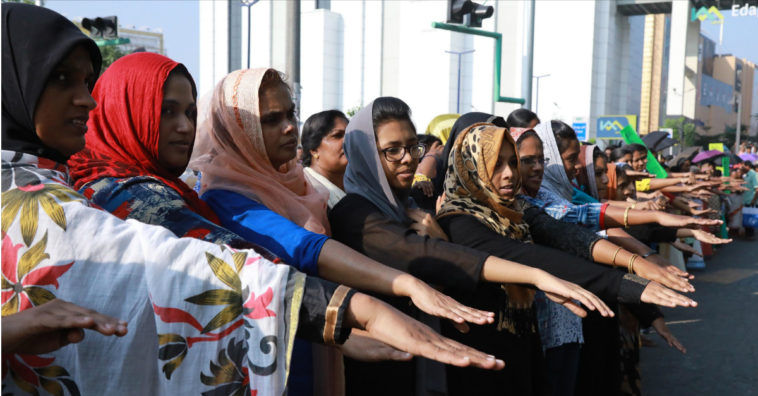 mujeres indias forman un muro humano