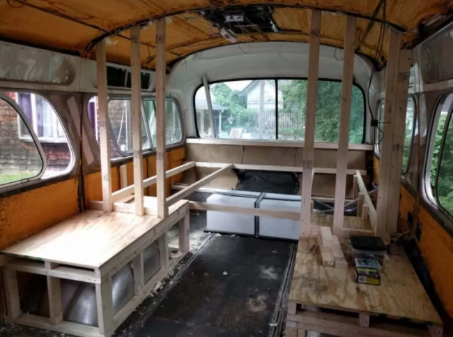 mujer convierte un autobús en una casa confortable