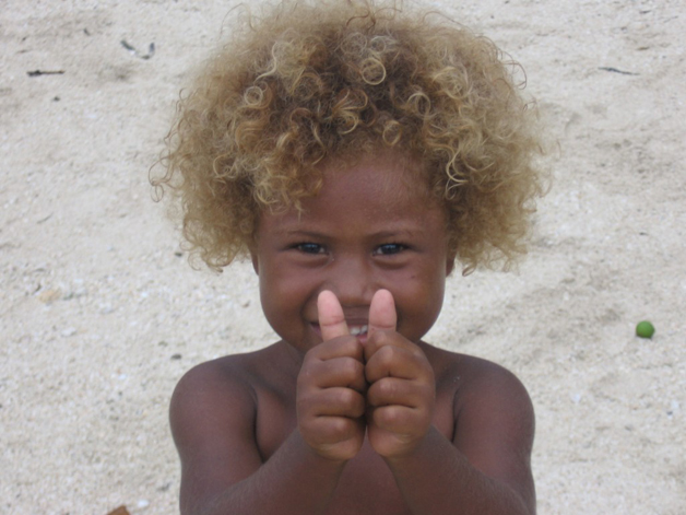 isla del Océano Pacífico, parte de la población negra es rubia natural