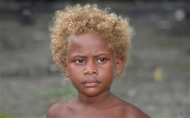 isla del Océano Pacífico, parte de la población negra es rubia natural