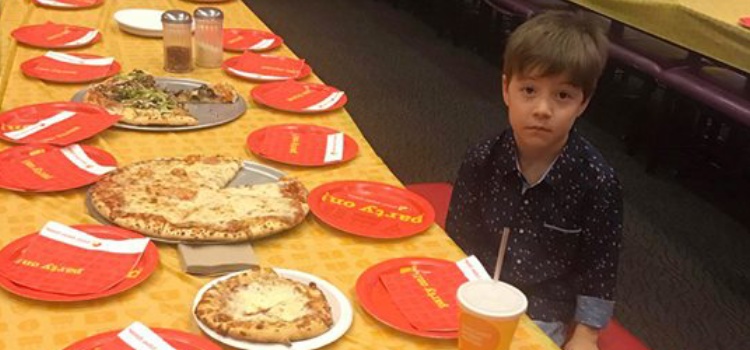 niño de 6 años celebra su cumpleaños solo solo